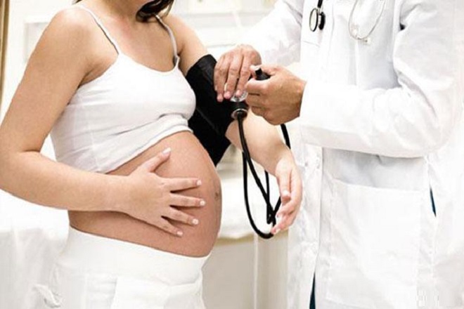 izmerenie arterialnogo davleniya u beremennoj zhenshhiny na prieme u genikogologa
