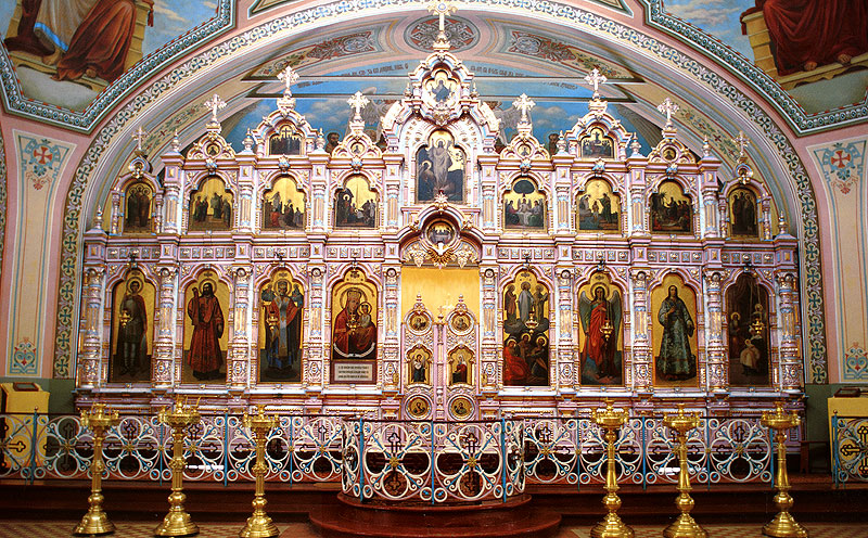 Иконостас в храме