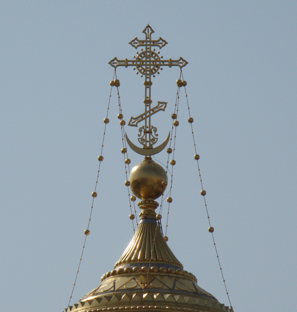 Полумесяц над куполом храма