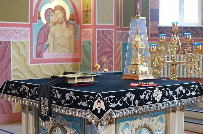 Престол и жертвенник