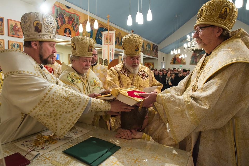 Служители храма