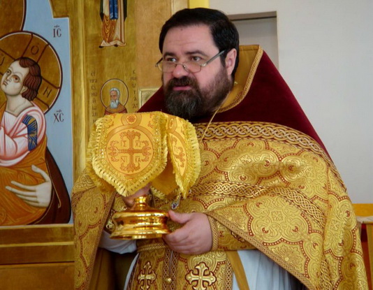 Священник храма